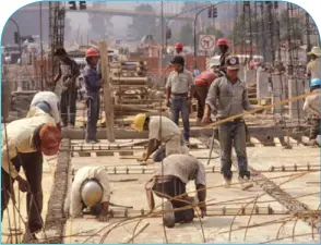  ??  ?? L’aspect financier occupe une place de choix dans le retard des travaux. Après la révolution, plusieurs entreprise­s ont été confrontée­s à des difficulté­s financière­s et ont laissé leur matériel sur le terrain sans pouvoir reprendre le travail. On...