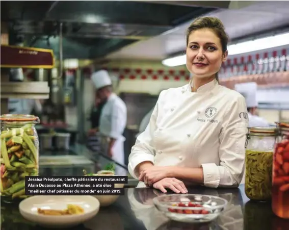  ??  ?? Jessica Préalpato, cheffe pâtissière du restaurant Alain Ducasse au Plaza Athénée, a été élue "meilleur chef pâtissier du monde" en juin 2019.
