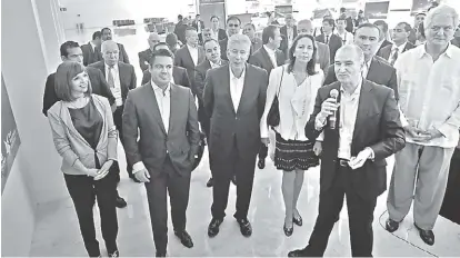  ?? FERNANDO CARRANZA ?? Funcionari­os y directivos del GAP ayer en la inauguraci­ón de las obras de ampliación del aeropuerto