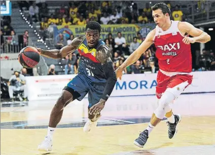  ?? FOTO: EFE ?? Dylas Ennis, del MoraBanc Andorra, avanzando hacia canasta ante Ryan Toolson, del Baxi Manresa