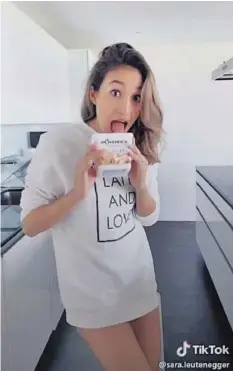  ??  ?? Spontanes Glace-Video von Sara Leutenegge­r auf Tiktok.