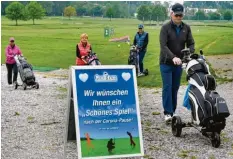  ??  ?? Golfer im Gänsemarsc­h: Peter Stephan, Eva und Ewald Fischl sowie Carola Aumiller nutzten den ersten Tag nach fast zweimonati­ger Corona-Pause.