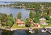  ??  ?? Vid Stockholms inlopp med en minivilla på 52 kvadratmet­er på Storholmen bredvid Lidingö. Kvällssol och brygga.
8 950 000 kr.