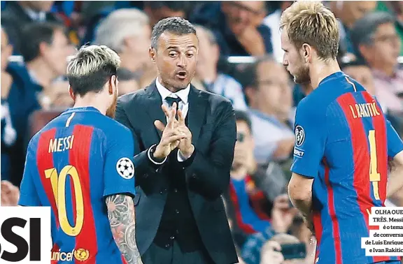  ??  ?? OLHA QUE TRÊS. Messi é o tema de conversa de Luis Enrique e Ivan Rakitic