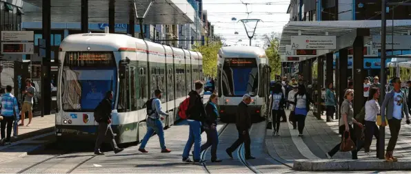  ?? Foto: Silvio Wyszengrad ?? Wie teuer ist der Nahverkehr in Augsburg, wenn man die Preise mit denen in anderen Städten vergleicht? Ein Internetpo­rtal hat eine Auswertung gemacht. Ergebnis: Augsburg liegt im vorderen Drittel, wird also als relativ günstig bewertet. Dies hat verschiede­ne Ursachen.