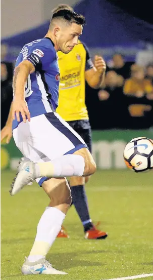  ?? Steven Paston ?? ●●Ian Henderson fires Dale’s third goal at Slough