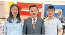 ?? FOTO: KKT ?? Der chinesisch­e Generalkon­sul Du Chunguo besucht Zhai Jiayu (links) und Zhang Fanyuanhan­g von der Internatio­nal School on the Rhine.