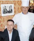  ??  ?? El chef David Chaymol junto al chef Paul Bocuse.