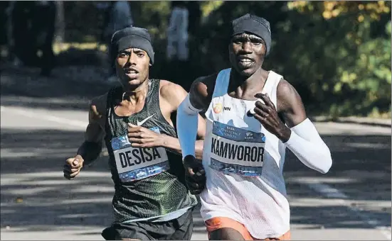  ?? DARREN ORNITZ / REUTERS ?? Desisa y Kamworor, antes de que el primero se despegara del segundo para ganar la carrera