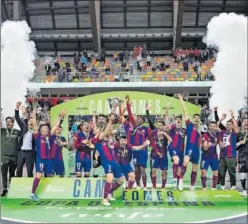  ?? ?? El Barça celebra con el título de Copa en Cartagena.