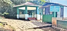  ??  ?? The popular tourist destinatio­n Lamb’s Rock now deserted as many do not visit due to lack of vehicular access from Coonoor