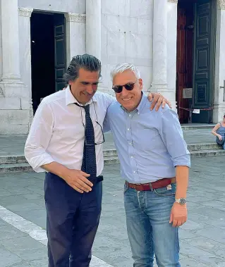  ?? ?? Rapporti personali
Giorgio Del Ghingaro con l’ex candidato sindaco del terzo polo Alberto Veronesi in piazza