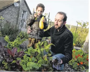  ??  ?? Fabien Grenet veut inculquer les valeurs de la terre à son fils Téo, via son « Potager perché ».