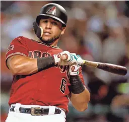  ?? BRIAN MUNOZ / THE REPUBLIC ?? Diamondbac­ks hitter David Peralta reacts after a pitch during Sunday’s game against the Giants.