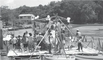  ??  ?? UNIÓN. Decoración en una barca para la ceremonia de la Virgen del Carmen en Rocafuerte, cantón Río Verde.