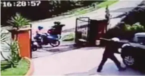  ??  ?? Rakaman CCTV menunjukka­n sekumpulan lelaki menyerang mangsa di rumahnya di Bukit Kuchai, Bandar Kinrara Puchong, dekat Serdang, petang kelmarin.