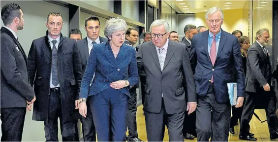  ?? REUTERS ?? Negociador­es. Theresa May con el presidente de la Comisión Europea, Jean-Claude Juncker horas atrás, antes del acuerdo con España.