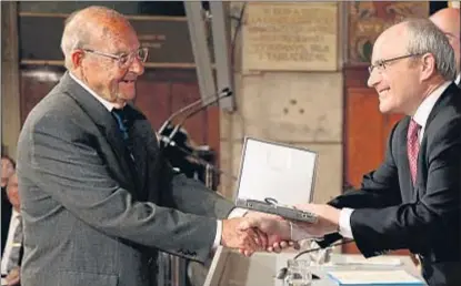  ?? JORDI BEDMAR / ARCHIVO ?? Tomàs Gil recibió la Creu de Sant Jordi en el 2010 de manos del president Montilla