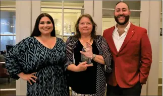  ?? COURTESY FITCHBURG ACCESS TELEVISION ?? Fitchburg Access Television Producer of the Year award winner Susan Navarre, center, poses with FATV Board of Directors members and ‘Forks Over Fitchburg’ co-hosts Alexandra Cardinale, left, and David Ginisi at the May 5 awards dinner.