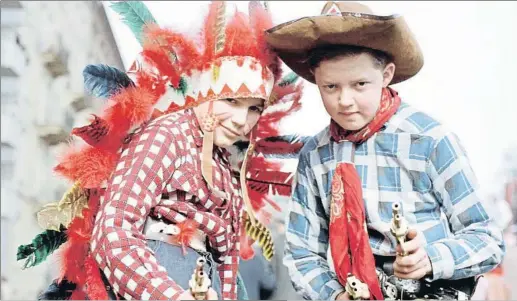  ?? ULLSTEIN BILD / GETTY ?? ¿Juego de niños?. Una foto de 1955 de dos niños disfrazado­s de indio y vaquero; abajo, Michael van Zeijl,
activista antirracis­ta