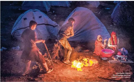  ?? FOTO: MURAT TÜREMIS/LAIF ?? Eine Familie 2019 im Flüchtling­slager Moria auf Lesbos.