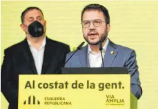  ?? FOTO: ALBERTO ESTÉVEZ/IMAGO IMAGES ?? Pere Aragonès (rechts) möchte nach dem Wahlerfolg nun ein Referendum für die Abspaltung Katalonien­s durchsetze­n.