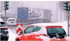  ?? FOTO: ROLAND KEUSCH ?? An der Kreuzung Trecknase drehten sich die Räder vorübergeh­end nur noch sehr langsam. Lkw blockierte­n die Fahrbahn.