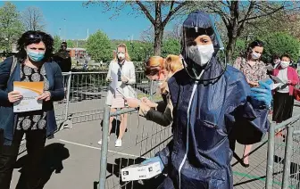  ?? FOTO MAFRA – A. VAVRÍKOVÁ, M. ŠULA, M. RŮŽIČKA ?? vyvolalo testování kolektivní imunity vůči koronaviru, které včera začalo na několika místech v Česku. Třeba v Praze byla denní kapacita testů naplněna zhruba po 15 minutách (na snímku vpravo nahoře), v Brně ani ne za tři hodiny. „Není nutné čekat ve frontě, lidé mohou přijít i v příštích dnech,“řekl ministr zdravotnic­tví Adam Vojtěch.