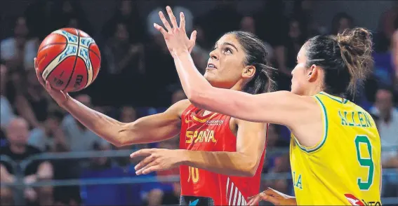  ?? FOTO: EFE ?? Marta Xargay, alero de la selección española, entrando a canasta ante Allen, de Australia, durante el encuentro de ayer disputado en Tenerife