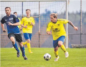  ?? ARCHIVFOTO ?? Hier lief’s noch rund: Der SC Heroldstat­t (gelb) beim Derbysieg gegen die SGMMM I.