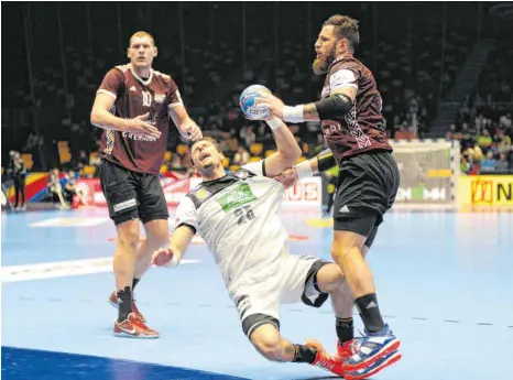  ?? FOTOS: IMAGO IMAGES (2)/DPA. ?? Fahren Kai Häfner (am Ball, hier in einem Spiel gegen Lettland) und die deutsche Handball-Nationalma­nnschaft im Januar zur WM nach Ägypten? Momentan wird darüber diskutiert, ob das Turnier überhaupt stattfinde­t.