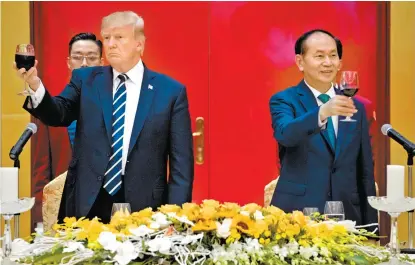  ??  ?? Trump, durante el brindis con el presidente de Vietnam, Tran Dai Quang (d), en la comida oficial en Hanói.