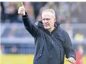  ?? FOTO: AP ?? Daumen hoch: Freiburgs Trainer Christian Streich – hier beim Spiel in Dortmund.