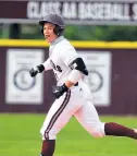  ?? JOHNSTON/DAILY SOUTHTOWN STEVE ?? Lockport’s Ryan Moerman circles the bases after hitting a three-run homer against Homewood-Flossmoor on Friday.