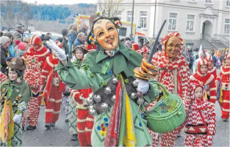  ?? FOTOS: GABRIELE HOFFMANN ?? Auch die Plätzler aus Weingarten sind mit von der Partie gewesen beim Narrenspru­ng in Wolfegg.