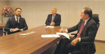  ?? Photo: Supplied ?? JICA chief representa­tive Hiroyuki Kinomoto (right) sat down with Komatsu Africa Holdings managing director Mike Blom (centre) and ABE Initiative graduate Corvin Brady (left) to discuss Japan and South Africa promising relationsh­ip.