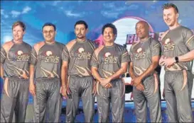  ?? KUNAL PATIL/HT PHOTO ?? ■
Former cricketers (from left) Jonty Rhodes, Virender Sehwag, T Dilshan, Sachin Tendulkar, Brian Lara and Brett Lee during the Road Safety World Series launch in Mumbai on Thursday.