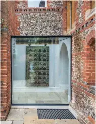  ?? ?? CONNECTING CORRIDOR Old and new meet in this innovative design, where a contempora­ry glass corridor links the main house with the original schoolroom