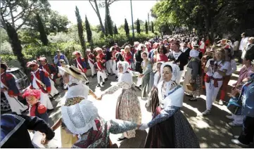  ?? (Photos Frank Muller) ?? nd
Derniers moments d’allégresse lors de la descente en farandoles vers le village.