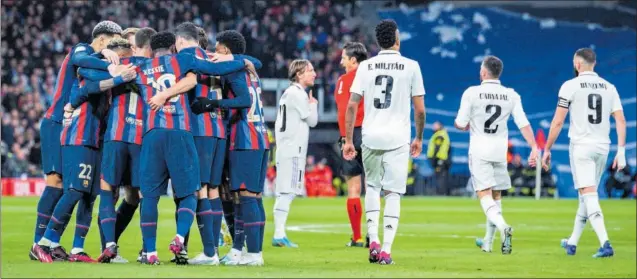  ?? ?? Los jugadores del Barça celebran su victoria en el Bernabéu en la ida de la semifinal de Copa mientras Modric discute con Munuera Montero.