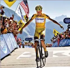  ?? FOTO: CLAUS BONNERUP ?? Michael Rasmussens sidste meter i Tour de France i 2007. Han vinder 16. etape på Col d'Aubisquie i den gule trøje, men bliver efterfølge­nde pillet ud af løbet af sit eget mandskab.