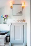 ?? Houzz ?? The small powder room is the standard size for this London flat.