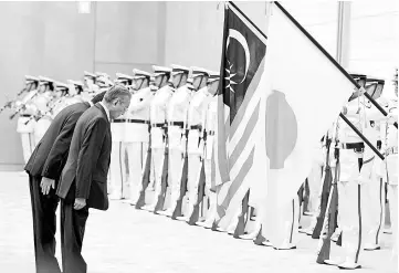  ?? - Bernama photo ?? Prime Minister Tun Dr Mahathir Mohamad (right) inspecting a guard of honour ahead of talks with his Japanese counterpar­t Shinzo Abe in Tokyo on Tuesday.