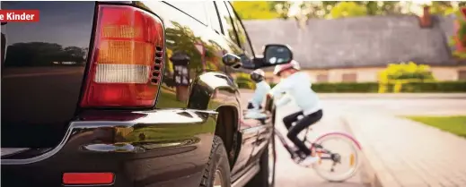  ??  ?? Mehr schwerverl­etzte Kinder Kinder sind im Straßenver­kehr oft unachtsam – laufen oder fahren mit dem Rad zwischen geparkten Autos einfach auf die Straße. Bei Unfällen mit Kindern (bis 14 Jahre) stellte die Polizei eine Steigerung um 2 Prozent (+11 Kinder) fest. Es wurden acht Kinder mehr als im Jahr 2016 schwer verletzt. Getötet wurde zum Glück kein Kind.