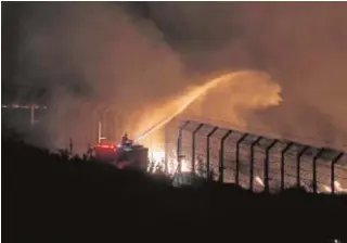  ?? // EFE ?? Los bomberos sofocan un incendio en 2020 en la frontera sirio-israelí