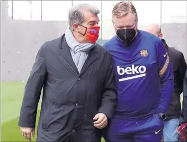  ??  ?? Laporta, con Ronald Koeman el día después de ser elegido presidente del Barça.