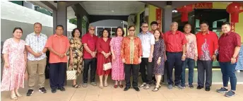  ?? ?? Jamit (seventh left), his wife Datin Nancy Kuyor (sixth left) and other visitors at the residence of Yiap (eighth left) and his wife Penghulu Shia Shui Poh.