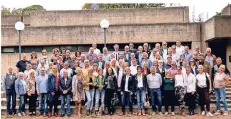  ?? FOTO: WALTER ?? Am Gymnasium Hückelhove­n trafen sich Ehemalige der Abitur-Jahrgänge von 1973 bis 1982.