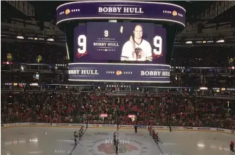  ?? CHARLES REX ARBOGAST/AP ?? The Blackhawks remember Bobby Hull with a moment of silence before the game.