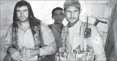  ??  ?? Des combattant­s kurdes des Unités de protection du peuple (YPG) à Raqqa, en Syrie